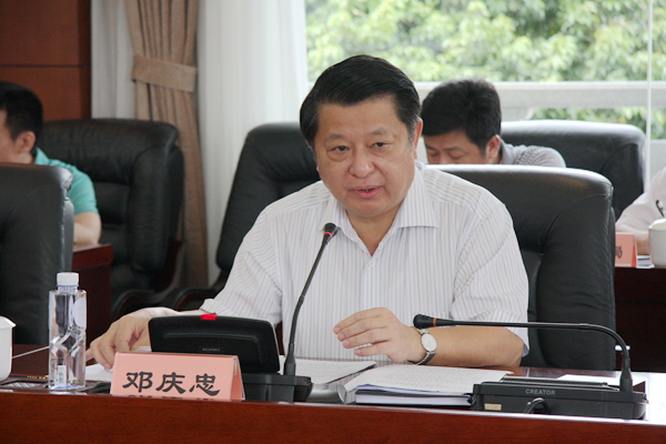 邓庆忠副市长代表市政府汇报工作