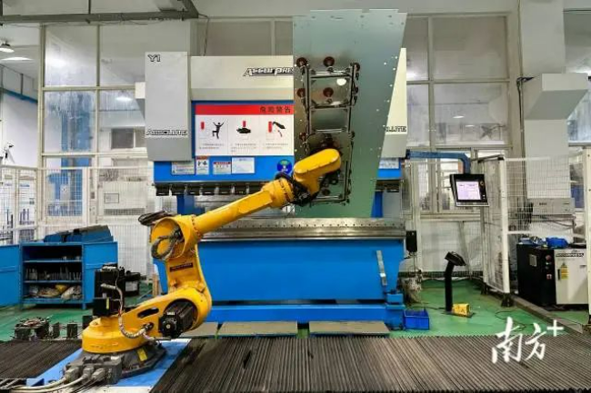 正超电气采用钣金折弯机器,两分钟就完成了一道折弯工序,生产效率大为提升。 南方+ 杨立轩 拍摄 正超电气采用钣金折弯机器,两分钟就完成了一道折弯工序,生产效率大为提升。 南方+ 杨立轩 拍摄