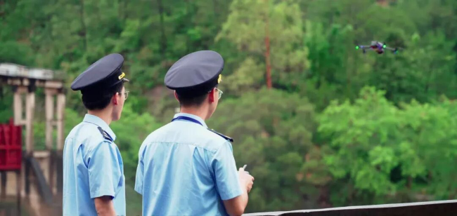 信宜分局利用无人机开展执法.jpg